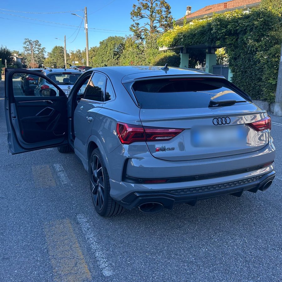 Audi RS Q3 Sportback grigia vista da dietro, con la portiera aperta