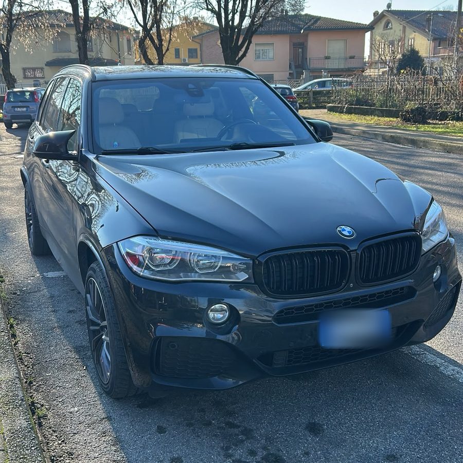BMW X5 nera vista di tre quarti anteriore