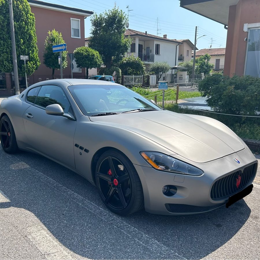 Maserati GranTurismo grigio opaco con cerchi neri, davanti alla sede Madè