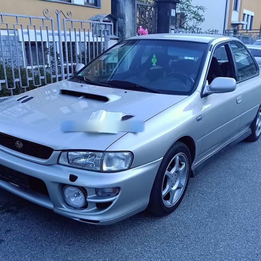 Subaru Impreza argento con presa d'aria sul cofano